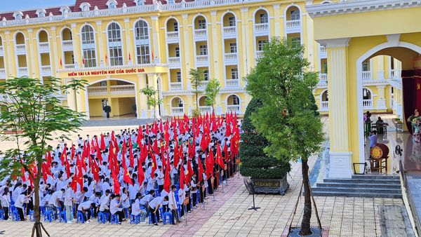 LỄ KHAI GIẢNG NĂM HỌC 2024 - 2025 ?         ???  “TÙNG! TÙNG! TÙNG!”   ???