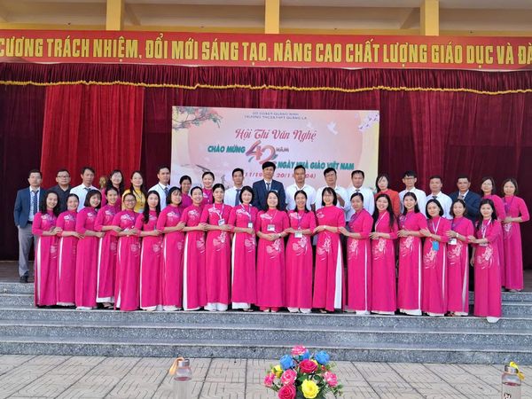 Tập thể CB-GV-NV nhà trường