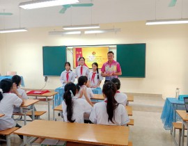 Thầy Phạm Văn Hùng Bí thư Đoàn trường chúc mừng Đại hội